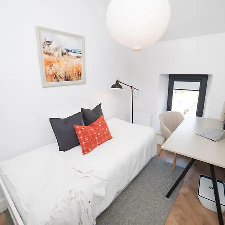 Проживание в семье House Number 3