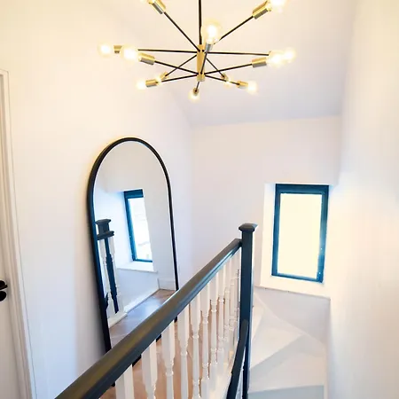 Проживание в семье House Number 3